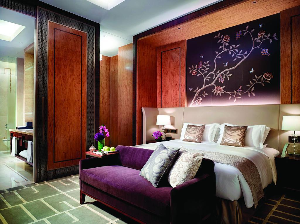 The Royal Garden Hotel Hongkong Eksteriør billede A guest room at The St. Regis Mumbai