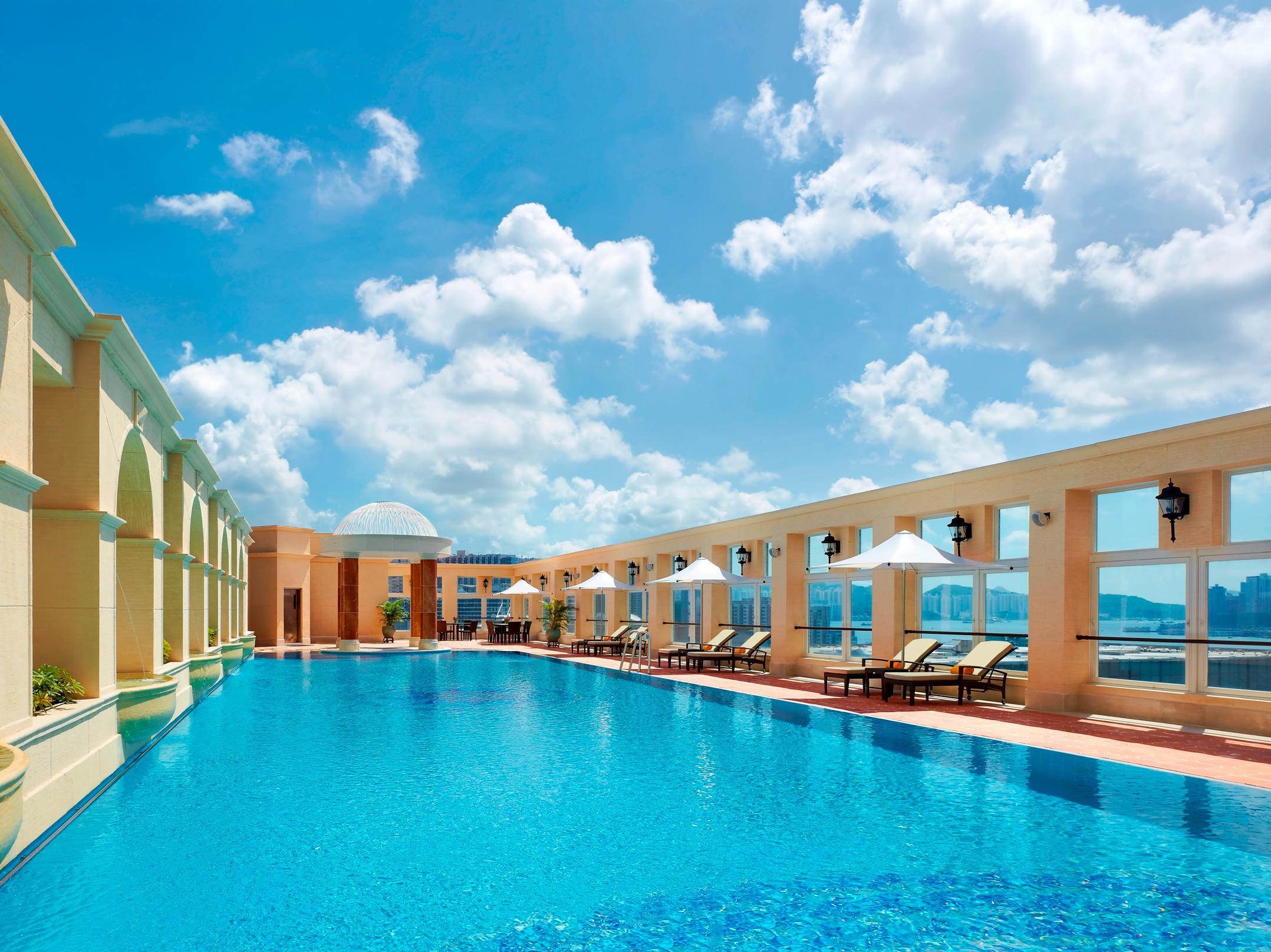 The Royal Garden Hotel Hongkong Eksteriør billede The swimming pool at the hotel