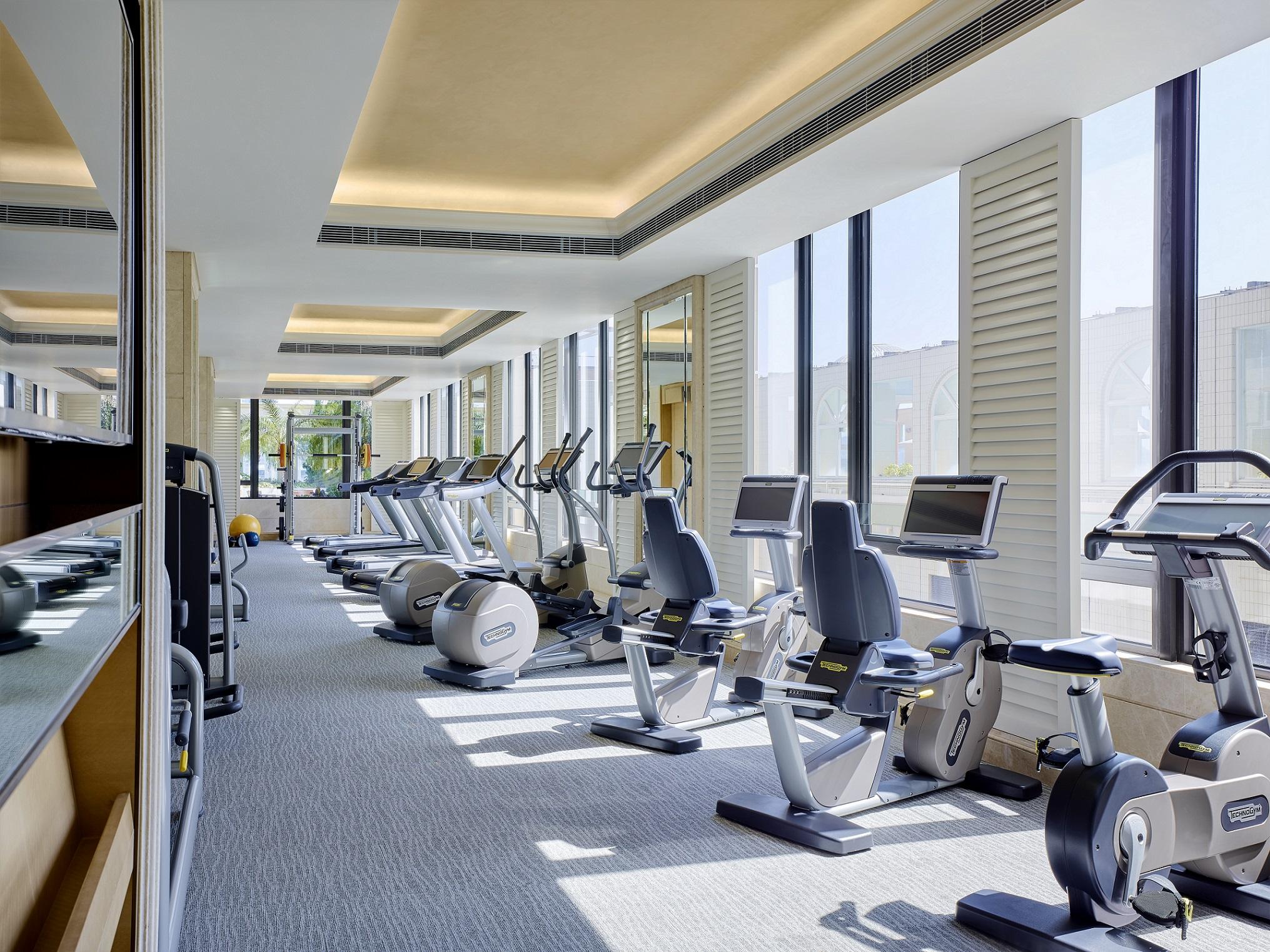 The Royal Garden Hotel Hongkong Eksteriør billede The gym at the Westin