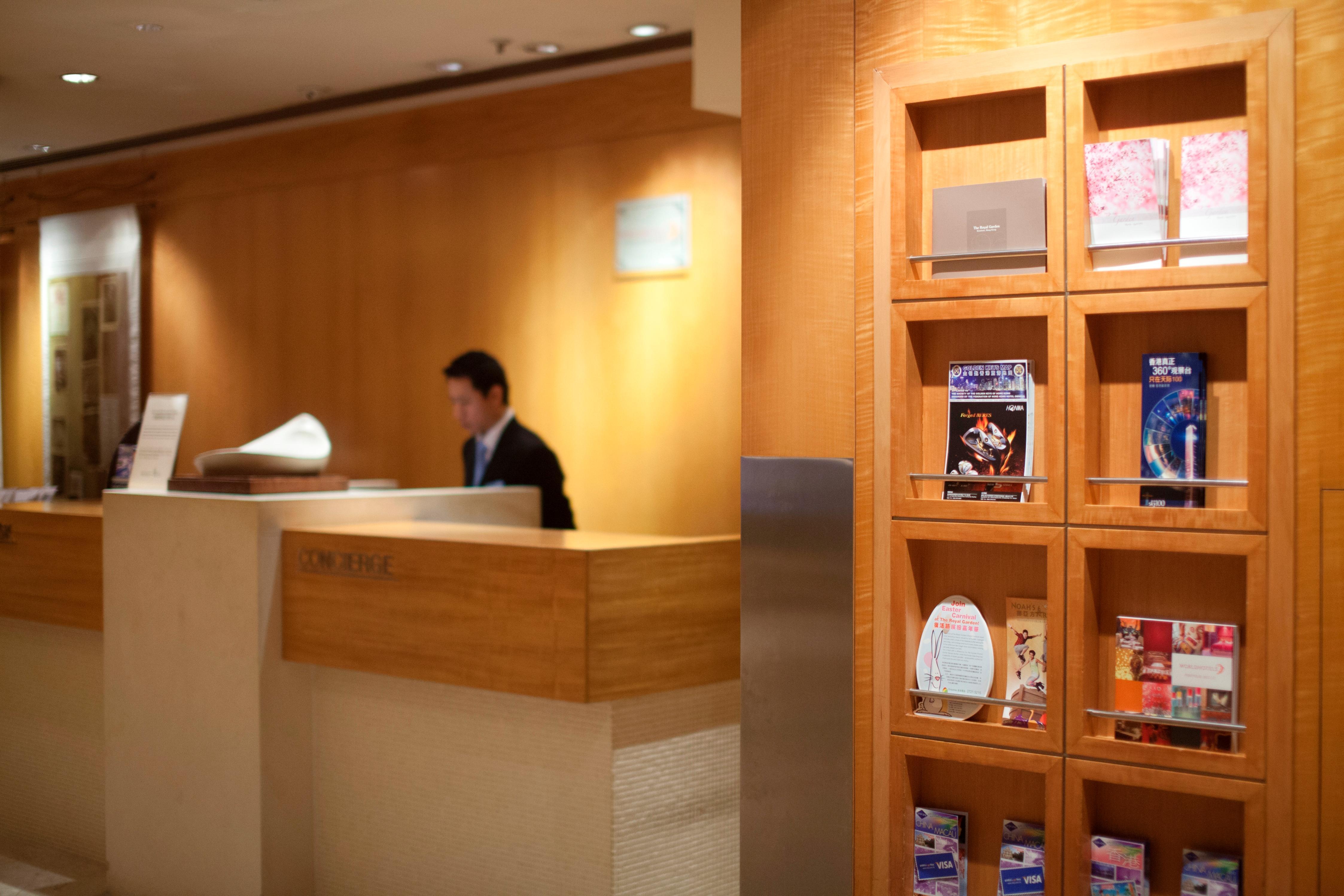 The Royal Garden Hotel Hongkong Interiør billede Reception desk at the airport