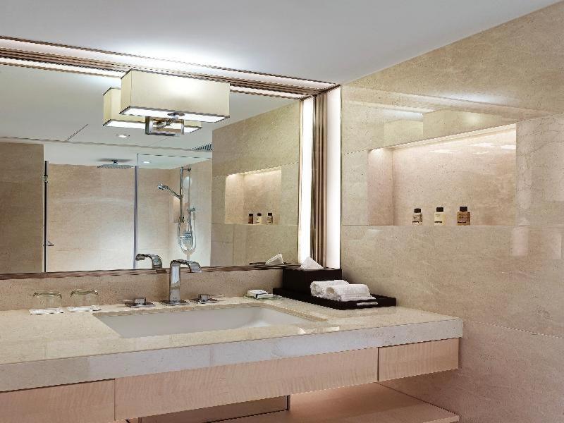 The Royal Garden Hotel Hongkong Værelse billede Bathroom