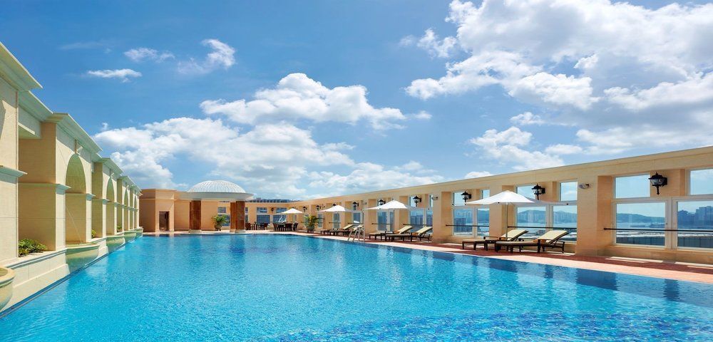 The Royal Garden Hotel Hongkong Eksteriør billede The pool at the hotel