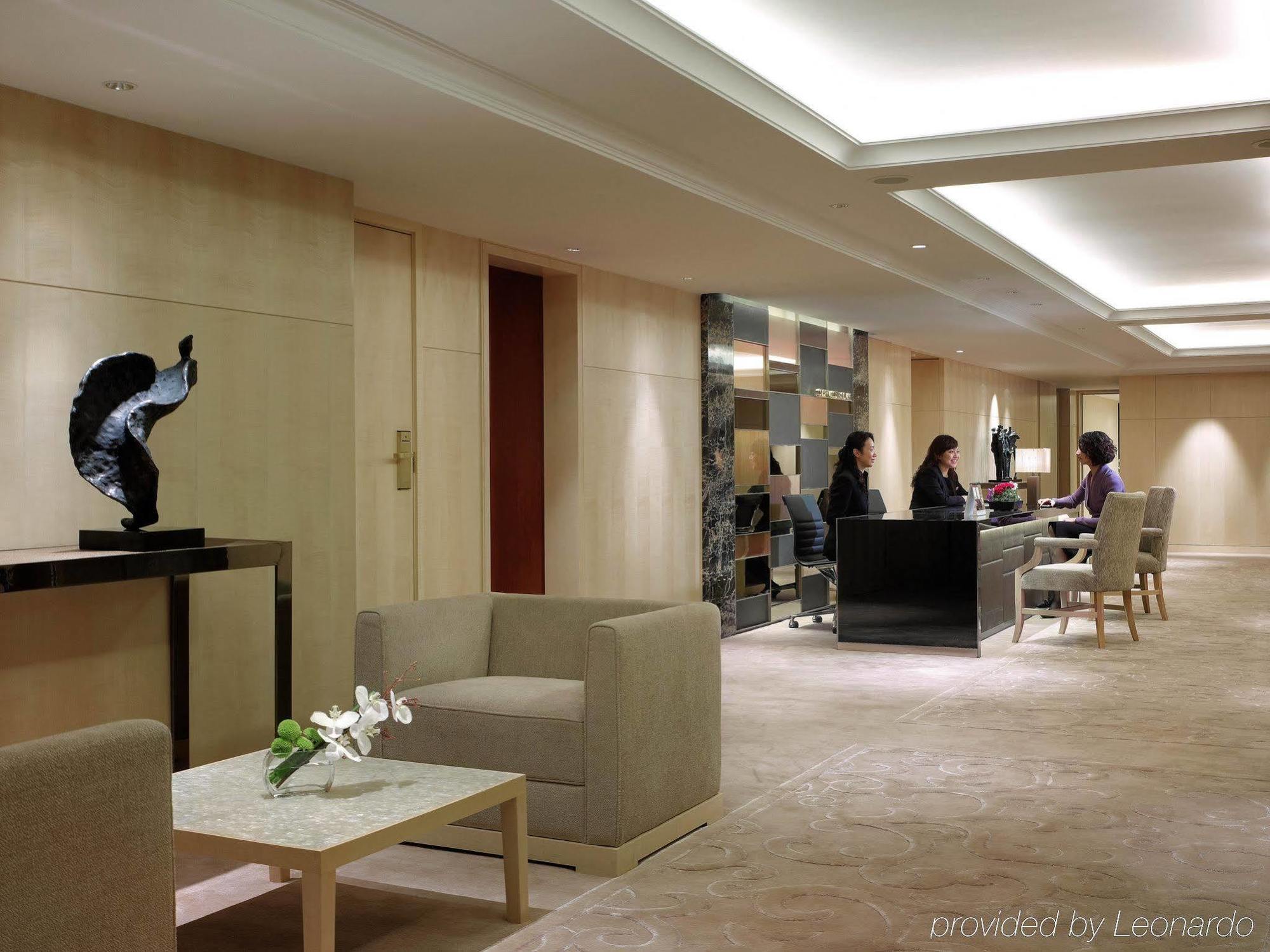 The Royal Garden Hotel Hongkong Interiør billede The Concierge Lounge at the Hong Kong International Airport
