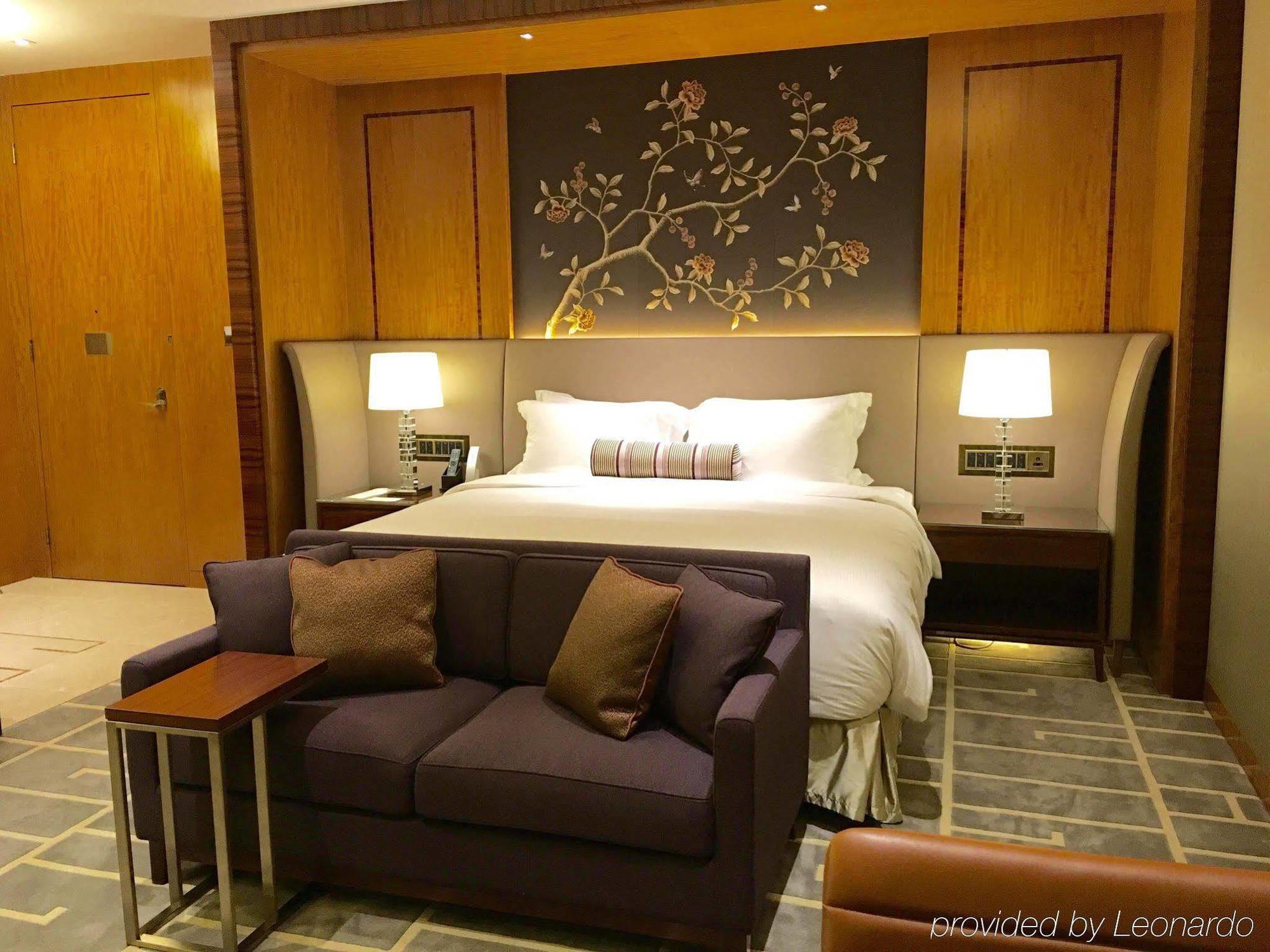 The Royal Garden Hotel Hongkong Eksteriør billede A bedroom at the Shangri-La Hotel, Kuala Lumpur