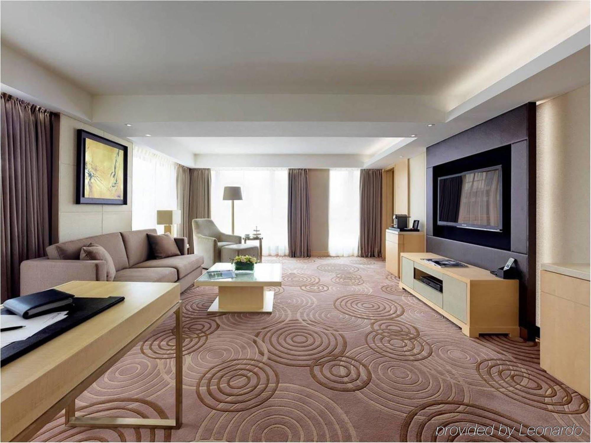 The Royal Garden Hotel Hongkong Værelse billede A suite at the hotel