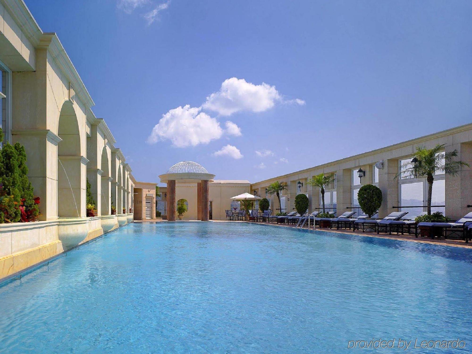 The Royal Garden Hotel Hongkong Faciliteter billede The pool at the hotel