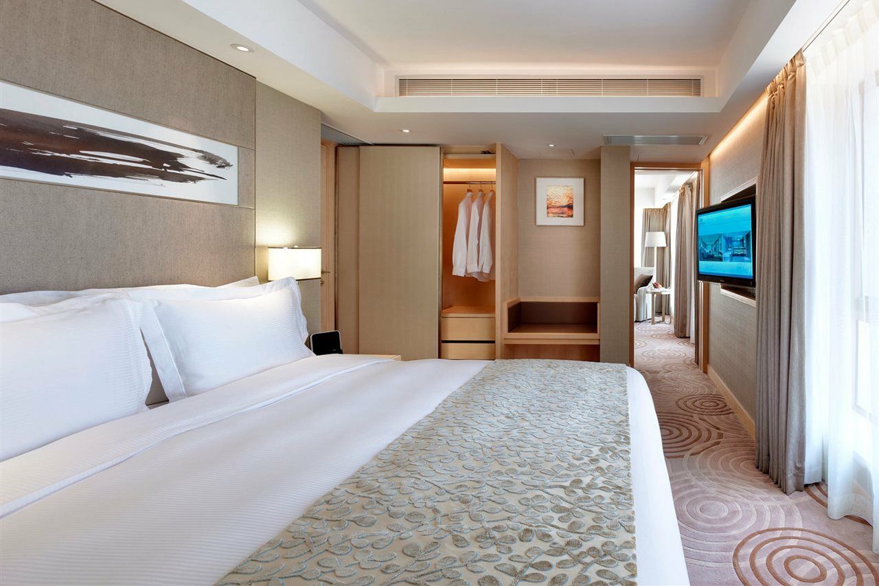 The Royal Garden Hotel Hongkong Eksteriør billede A bedroom at the hotel